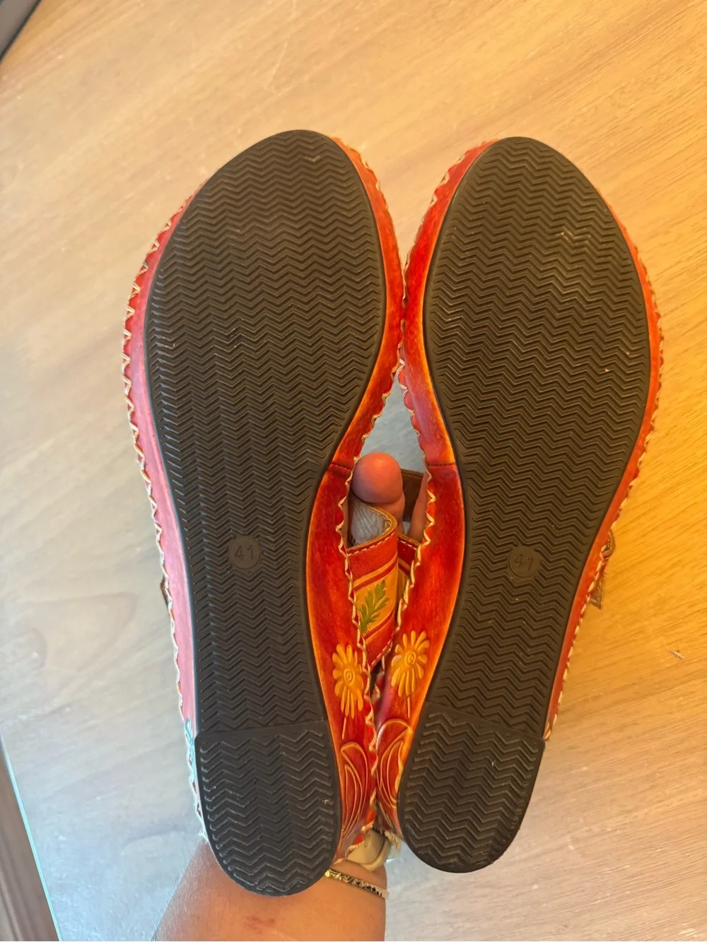 Womens red Floral L'Artiste Santorini Sandals, size 41